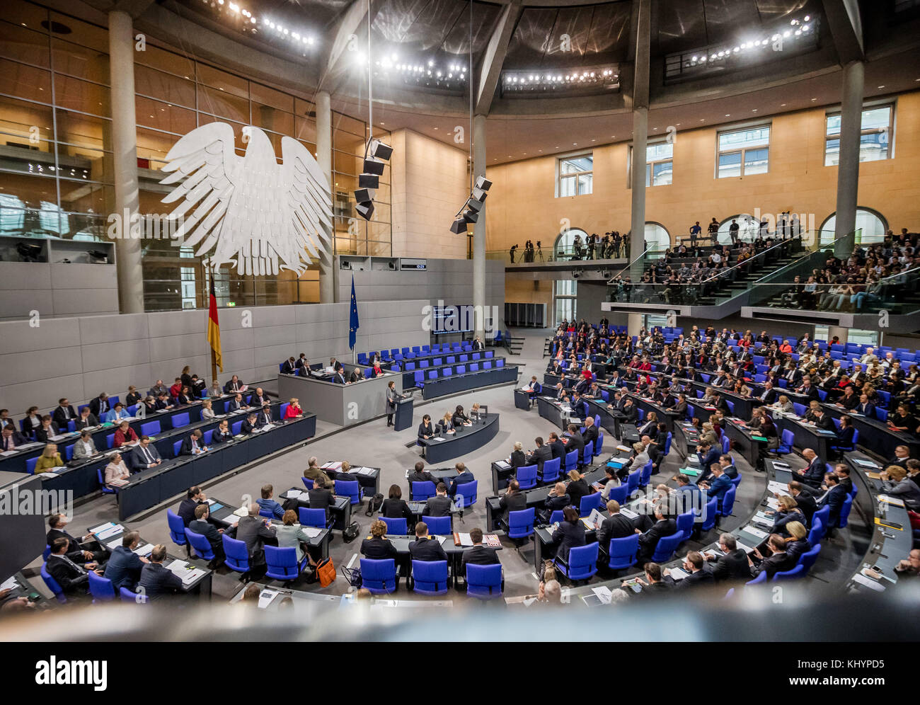 Berlin, Deutschland. November 2017. Deutsche Delegierte verfolgen die Debatte während der Plenartagung des Deutschen Bundestages in Berlin am 21. November 2017. In seiner zweiten Sitzung der 19. Legislaturperiode wird der Deutsche Bundestag über den Einsatz der Bundeswehr und die Einsetzung mehrerer Ausschüsse diskutieren. Quelle: Michael Kappeler/dpa/Alamy Live News Stockfoto