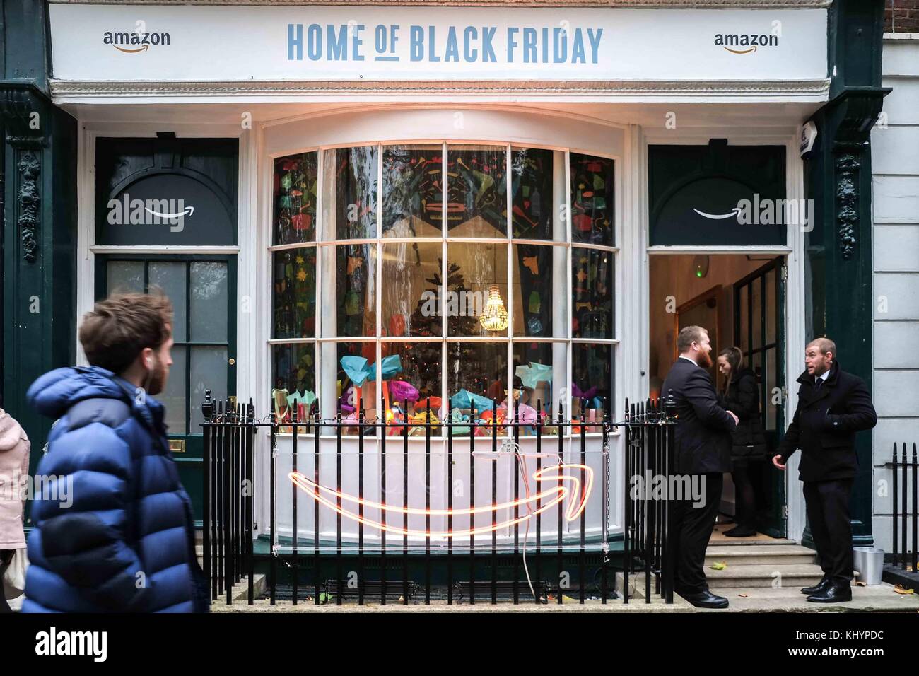 London, Großbritannien. 21 Nov, 2017. London, 21. November 2017 Online-Händler  Amazon öffnet sich ein Pop-up Shop in Soho Square, Central London am 21.  November 2017. Im Rahmen ihrer Black Friday Sales Event.