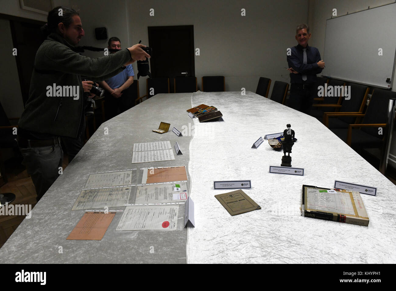 Berlin, Deutschland. November 2017. Die Berliner Polizei zeigt bei einer Pressekonferenz in Berlin, Deutschland, am 21. November 2017, gestohlene Güter des Beatles-Musikers John Lennon. Quelle: Maurizio Gambarini/dpa/Alamy Live News Stockfoto