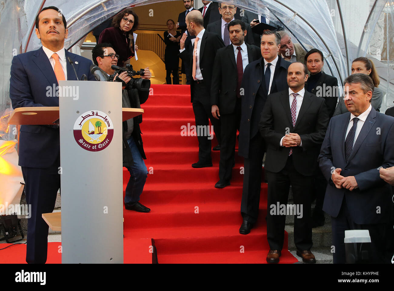 Berlin, Deutschland. November 2017. Der deutsche Außenminister Sigmar Gabriel (R, SPD) und sein katarischer Amtskollege Mohammed bin Abdulrahman Al Thani (L) eröffnen am 21. November 2017 in Berlin das Arabische Kulturhaus. Quelle: Wolfgang Kumm/dpa/Alamy Live News Stockfoto