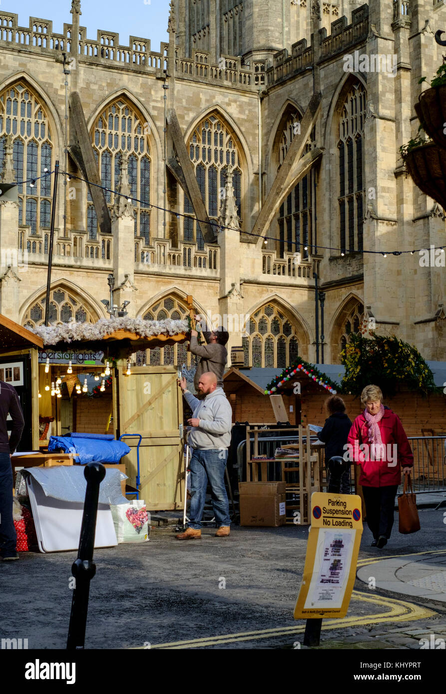 Badewanne, Großbritannien. 21. November 2017. Arbeiter- und Abschaltdruck Halter montieren Sie die Buden für den Weihnachtsmarkt in der historischen Stadt Bath. Der Markt öffnet am 23. November und wird bis zum 10. Dezember laufen. Viele Hütten sind rund um die Abtei von Bath Innenhof gelegt. Künstliche Beschneiung fügt dem saisonalen Charakter. © Herr Standfast/Alamy leben Nachrichten Stockfoto