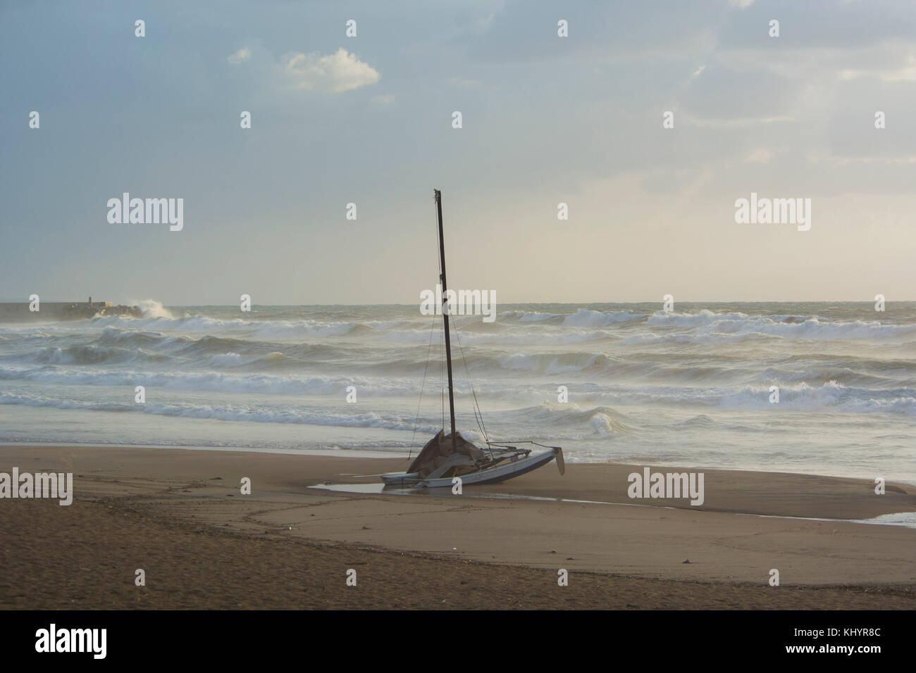 Ramlet Al Baida Beirut, Libanon, 21. Nov 2017. Einsame Boot am Strand an einem windigen Abend Beirut Libanon, Credit: Mohamad Itani/Alamy leben Nachrichten Stockfoto