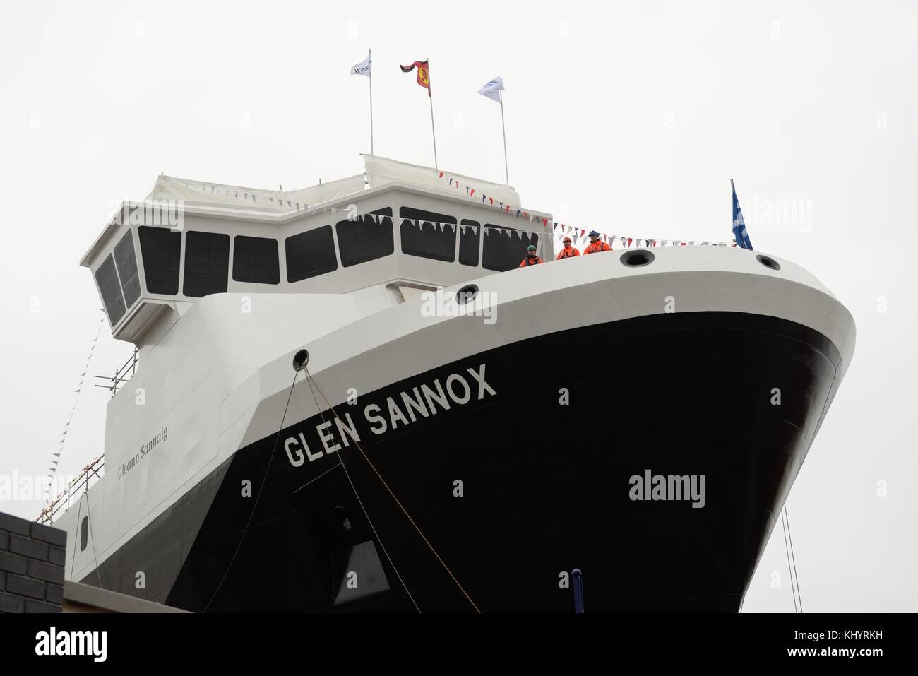 November 2017. Die Glen Sannox Autofähre wird vom ersten Minister Schottlands für den Start in Port Glasgow am Fluss Clyde vorbereitet. Stockfoto