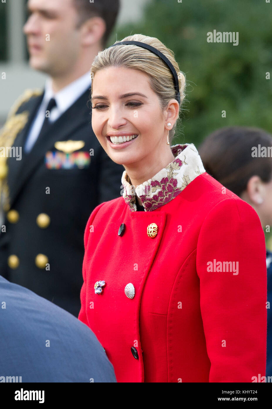 Ivanka Trump trifft ein, bevor US-Präsident Donald J. Trump und First Lady Melania Trump am Montag, den 20. November 2017, im Rosengarten des Weißen Hauses in Washington DC die Begnadigung der Türkei veranstalten. Laut der White House Historical Association begann die Zeremonie 1863, als US-Präsident Abraham Lincoln einer türkei Gnade gewährte. Die Tradition, die 1989 geschürt wurde, als US-Präsident George HW Bush sagte: "Aber lassen Sie mich Ihnen versichern, und diesem schönen tom turkey, dass er nicht auf irgendjemandem Esstisch enden wird, nicht auf diesem Kerl -- ihm wurde ein Pres gewährt Stockfoto