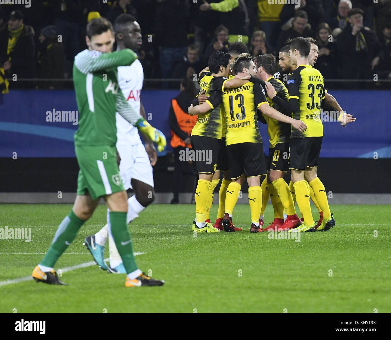 Dortmund, Deutschland. November 2017. Jubilation ueber das Tor zum 1:0: Torschütz Pierre-Emerick Aubameyang (BVB, verdeckt) wird von seinen Mitspielern bejubelt. Torwart Hugo Lloris (Tottenham, l.) und Davinson Sanchez (Tottenham, 2. Links nach rechts) enttäuscht. GES./ Fussball/ Champions League: Borussia Dortmund - Tottenham Hotspurs, 21.11.2017 Fußball/Fußball: Champions League: Borussia Dortmund vs Tottenham Hotspurs, Dortmund, 21. November 2017 |Nutzung weltweit Credit: dpa/Alamy Live News Stockfoto