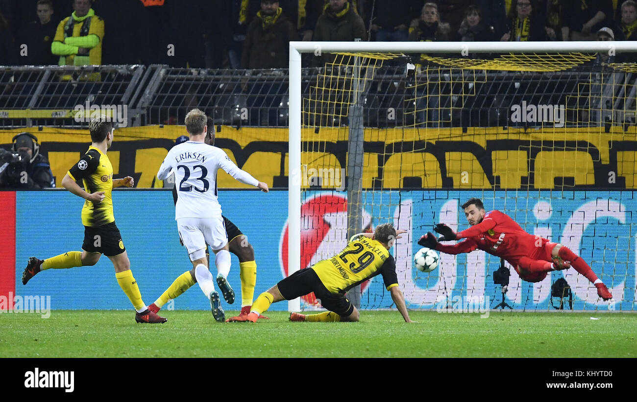 Dortmund, Deutschland. 21. Nov, 2017. Goalwart Roman Buerki (BVB, r.) pariert einen Schuss von Christian Eriksen (Tottenham, 3.v.r.). GES/ Fussball/ Champions League: Borussia Dortmund - Tottenham Hotspurs, 21.11.2017 Fußball/Fußball: Champions League: Borussia Dortmund vs Tottenham Hotspurs, Dortmund, 21. November 2017 Nutzung weltweit Credit: dpa/Alamy Live News Stockfoto