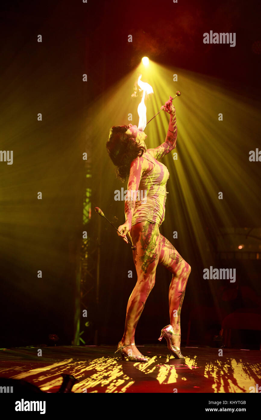 Edinburgh, Großbritannien. 21 Nov, 2017. Drücken Sie Anruf von "La Clique Keine 'l' während des Edinburgh Weihnachten im Festival Square Spiegeltent, Lothian Road durchgeführt wird. Im Bild: Heather Holliday. Credit: Pako Mera/Alamy leben Nachrichten Stockfoto