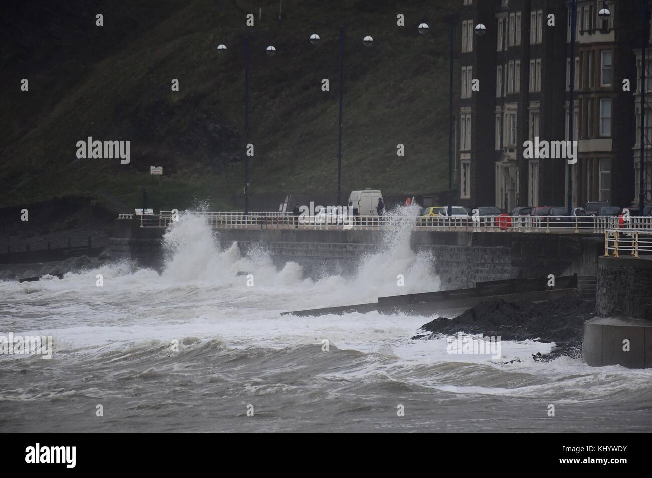 Aberystwyth Wales UK, Mittwoch, 22. November 2017 UK Wetter: Fluten und starke Winde mit einer Geschwindigkeit von bis zu 50 km/h bringen zusammen Wellen, die am frühen Morgen in Aberystwyth, an der Küste von Cardigan Bay in westwales, in die Küstenabwehr und die Promenade stürzen. Das Met Office hat den ganzen Tag über eine gelbe Warnung vor Wind für einen Großteil Englands und Wales ausgegeben, wobei Verzögerungen beim Transport auf der Straße, der Schiene, der Luft und der Fähre zu erwarten sind, während Regenausbrüche, gelegentlich stark, wird die schwierigen Reisebedingungen noch verstärken, Foto © Keith Morris / Alamy Live News Stockfoto