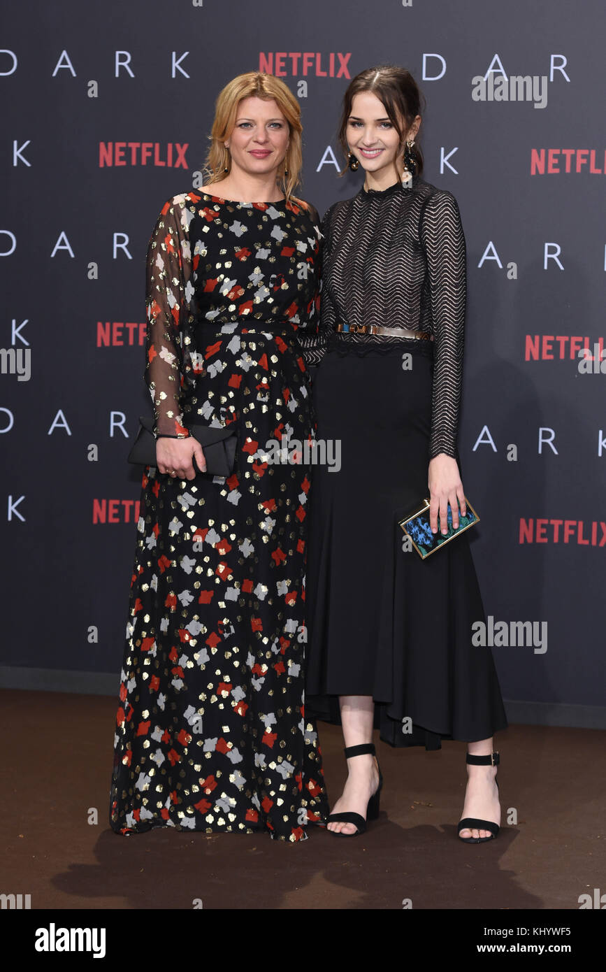 Berlin, Deutschland. November 2017. Joerdis Triebel und Lisa Vicari bei der europäischen Premiere der Netflix-Serie Dark at Zoo Palast in Berlin, Deutschland, Montag, 20. November 2017 *** Lokale Bildunterschrift *** | Verwendung weltweit Credit: dpa/Alamy Live News Stockfoto