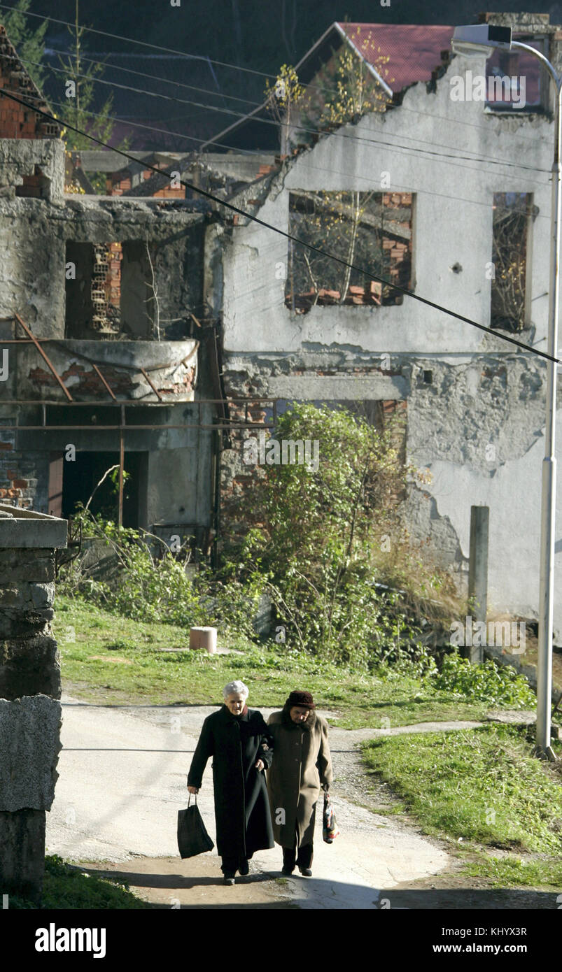 Zwei ältere Frauen spazieren durch Srebrenica, Bosnien und Herzegowina, 15.