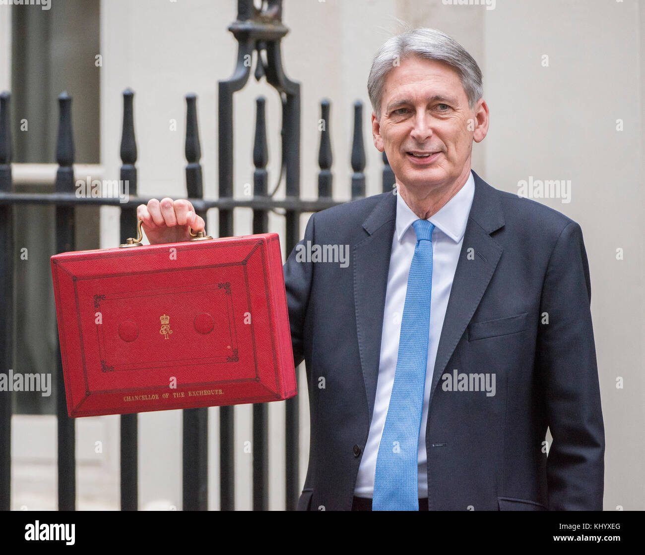 Downing Street, London, Großbritannien. November 2017. Schatzkanzler Philip Hammond verlässt die 11 Downing Street, um dem Parlament sein Herbstbudget vorzustellen. Kredit: Malcolm Park/Alamy Live News. Stockfoto