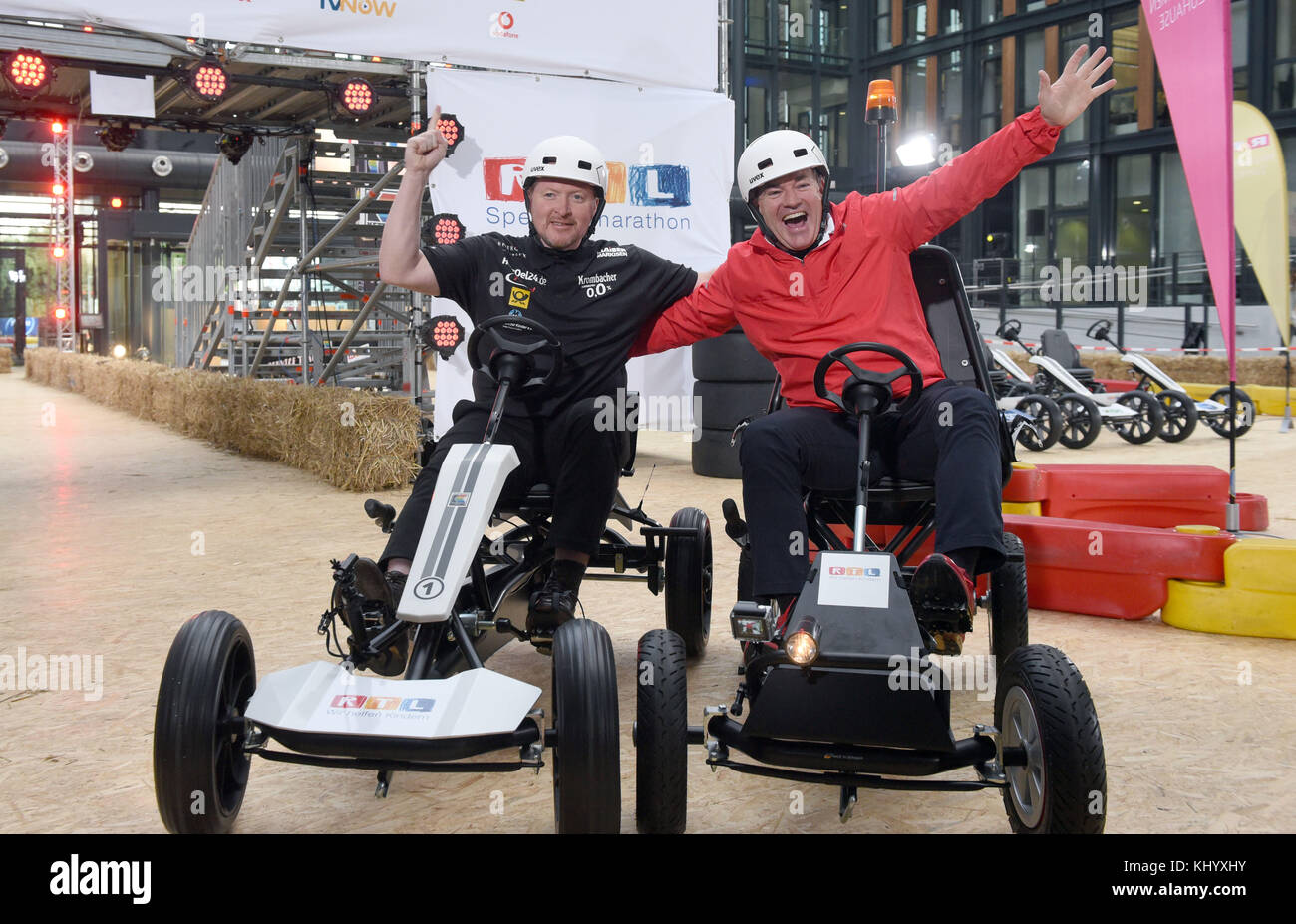 Köln, Deutschland. November 2017. Athlet Joey Kelly (l) und Gastgeber Wolfram Konz (r) fahren Kettcar Tretwagen während einer Pressekonferenz zur „24 Stunden Kettcar Challenge“ (lit. „24 Stunden Kettcar-Challenge“) im Rahmen des RTL Spendenmarathons am 22. November 2017 in Köln. Joey Kelly plant, ein Kettcar für 24 Stunden auf einer Strecke zu fahren, beginnend am 23. November 2017 um 18:00 Uhr. Quelle: Henning Kaiser/dpa/Alamy Live News Stockfoto