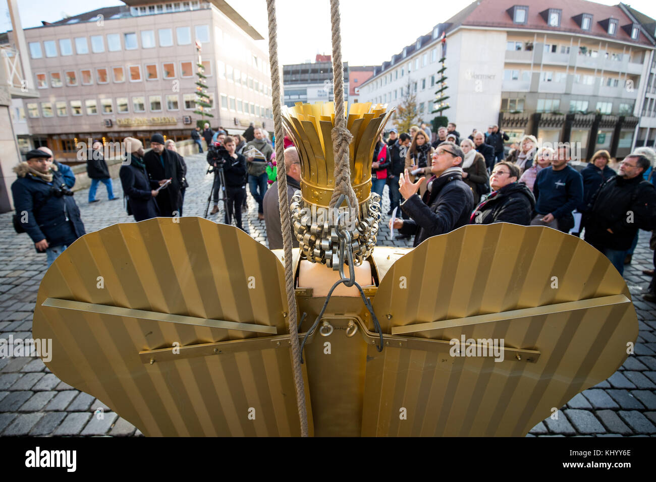 Nürnberg, Deutschland. November 2017. Der restaurierte Lametta-Engel „Baerbel“ steht neben dem Eingang des Christkindlesmarktes (beleuchteter Nürnberger weihnachtsmarkt) in Nürnberg, Deutschland, 22. November 2017. Insgesamt wurden drei Lametta-Engel in etwa sechs Monaten vollständig restauriert. Vermerk: Daniel Karmann/dpa/Alamy Live News Stockfoto