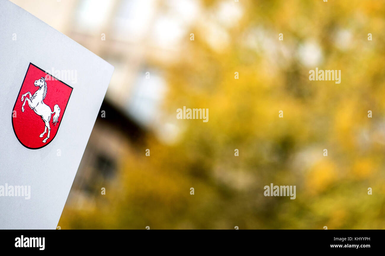 Hannover, Deutschland. November 2017. Niedersächsisches Wappen auf einem Wegweiser vor dem Amtsgericht Hannover, 20. November 2017. Quelle: Hauke-Christian Dittrich/dpa/Alamy Live News Stockfoto