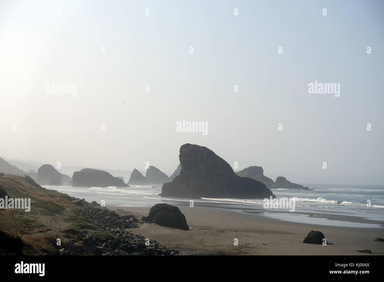 Oregon, USA. September 2017. Große Felsen erheben sich über dem Wasser in der Küstenregion nahe Meyers Beach in Oregon, USA, 08. September 2017. Auszeichnung: Alexandra Schuler/dpa/Alamy Live News Stockfoto