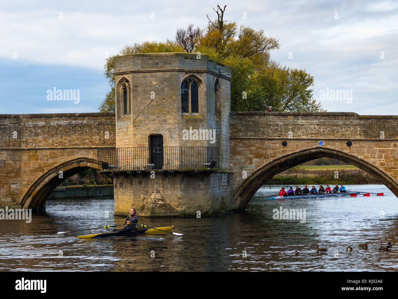 Fluss Great Ouse mit dem mittelalterlichen St Leger Kapellbrücke in St Ives, Cambridgeshire, England, UK. Stockfoto