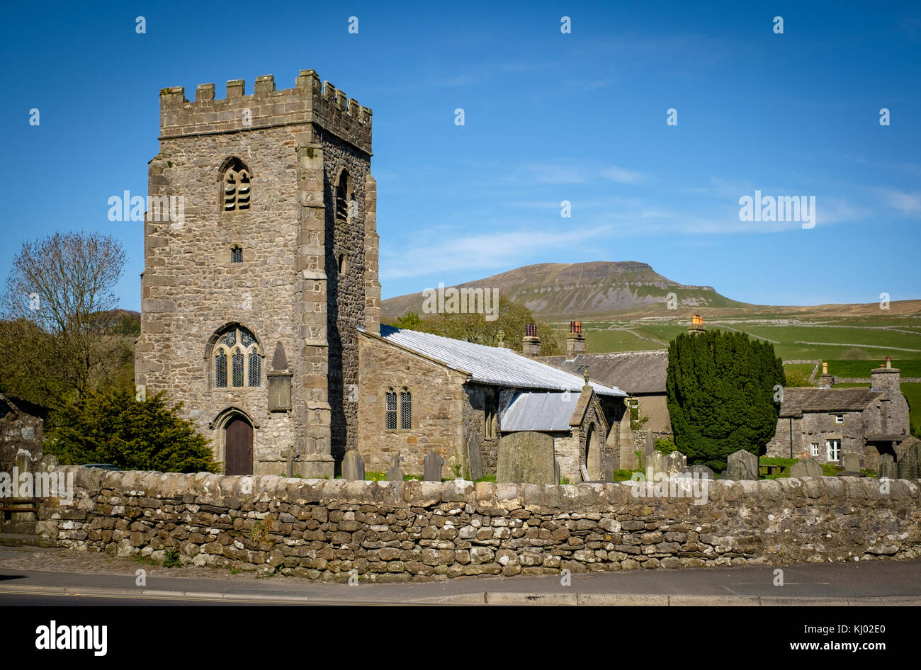 St. Oswald's Church, Horton in Ribblesdale, Yorkshire Dales, mit Pen Y Ghent Hügel im Hintergrund Stockfoto