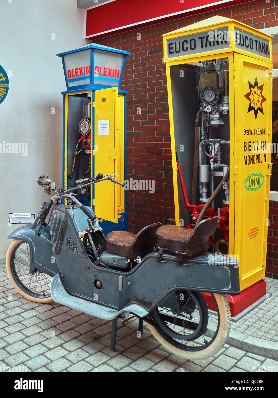 Europa, Deutschland, Sachsen, Zwickau Stadt, das August Horch Museum, die Alte gaz-Station; kleine Mengen an Benzin für die vielen kleinen Motorräder Stockfoto