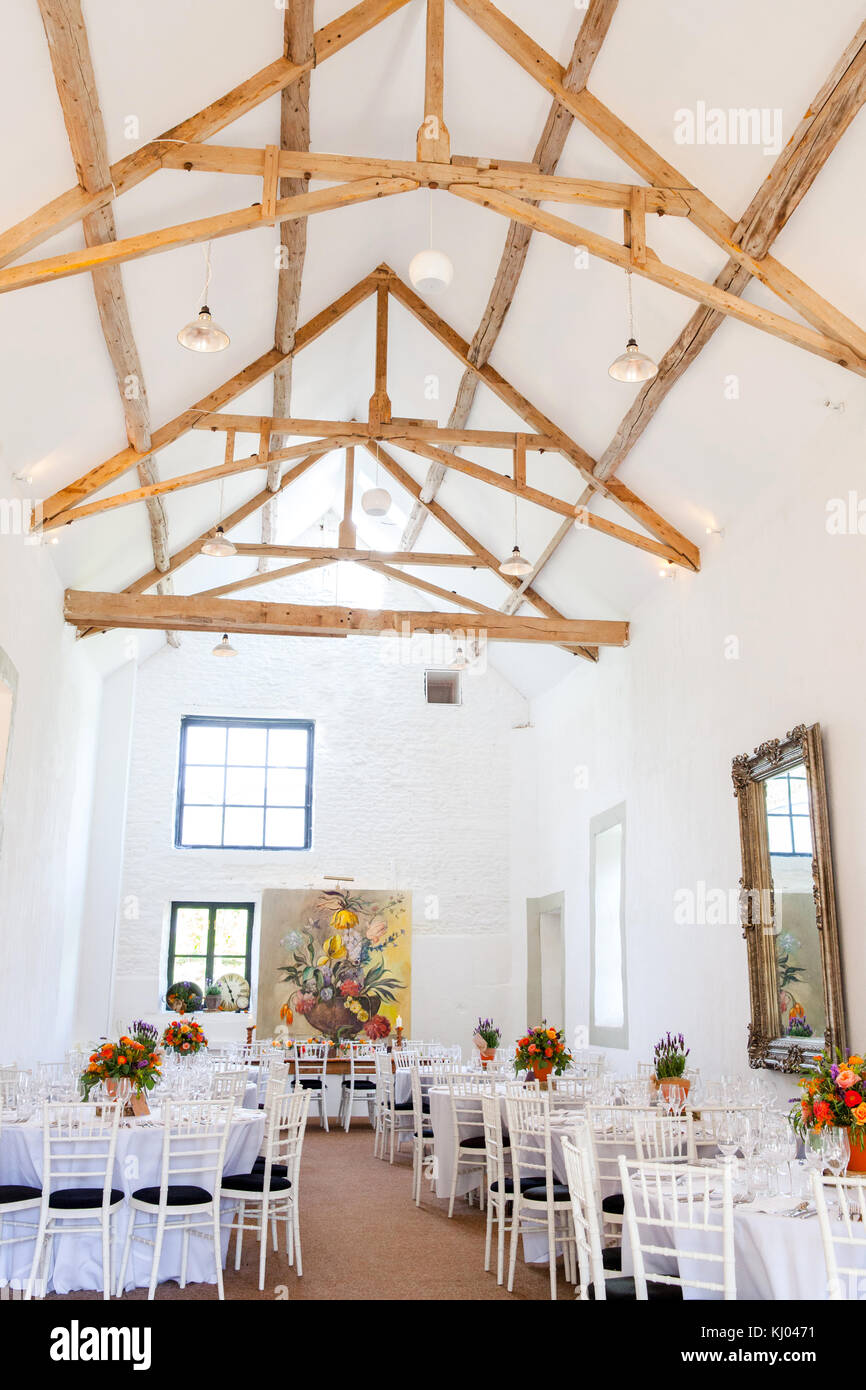 Hochzeit Tabellen mit Einstellungen und Blumenarrangements Stockfoto