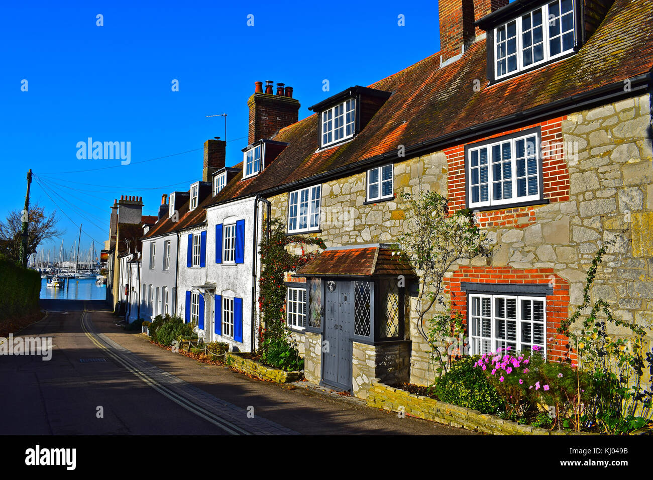 Blauer Himmel über Cottages wunderlichen alten Fishermans' in Warsash, Hampshire, mit Blick auf die River Hamble in Richtung Hamble Point Marina und Southampton Wasser. Stockfoto