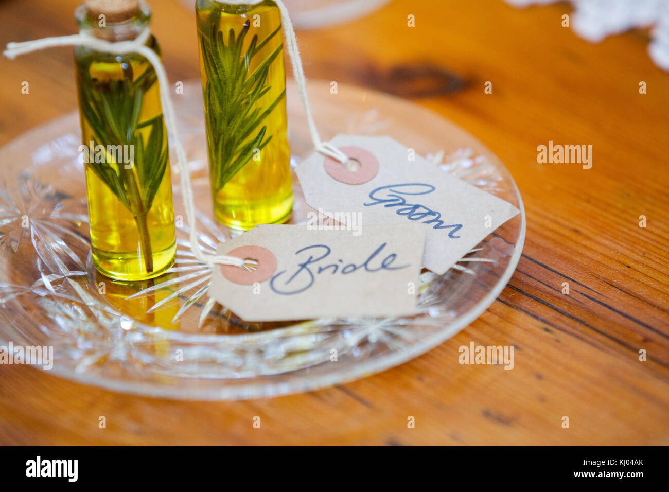 Zwei Miniatur Geschenk Flaschen Infundiert Olivenol Mit Handschriftlichen Braut Und Brautigam Etiketten Stockfotografie Alamy