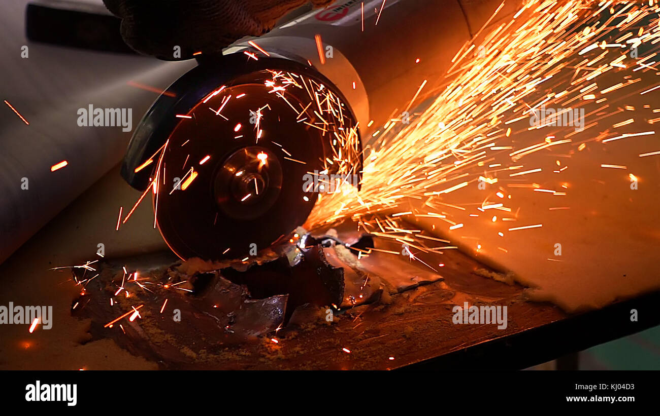 Schneiden von Metall mit tellerschleifer mit hellen Funken Stockfoto