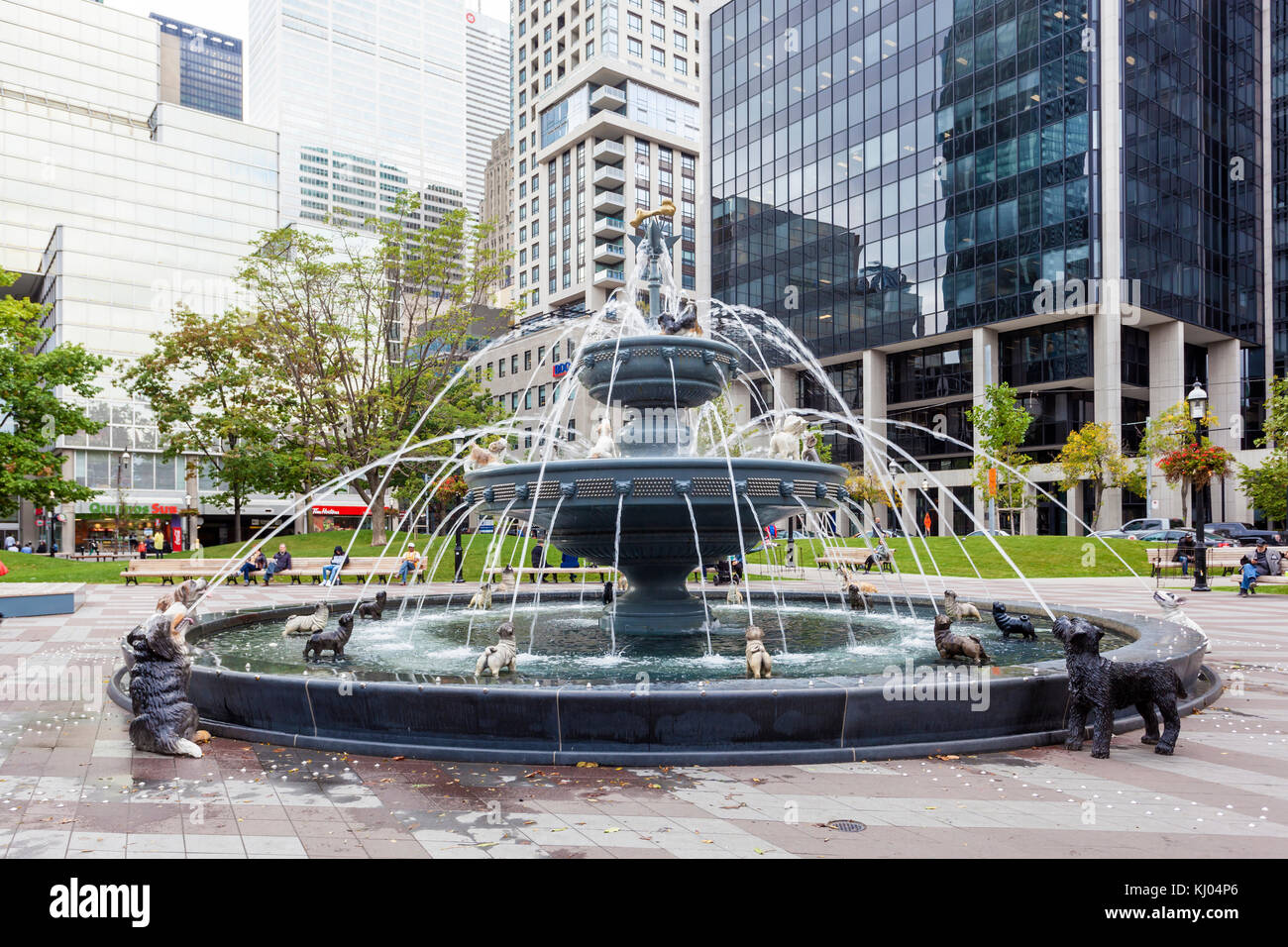 Toronto, Kanada - 13.Oktober 2017: Hund Brunnen an der berczy Park in der Innenstadt von Toronto. Der Brunnen wurde vom Architekten Claude cormier entwickelt. pro Stockfoto