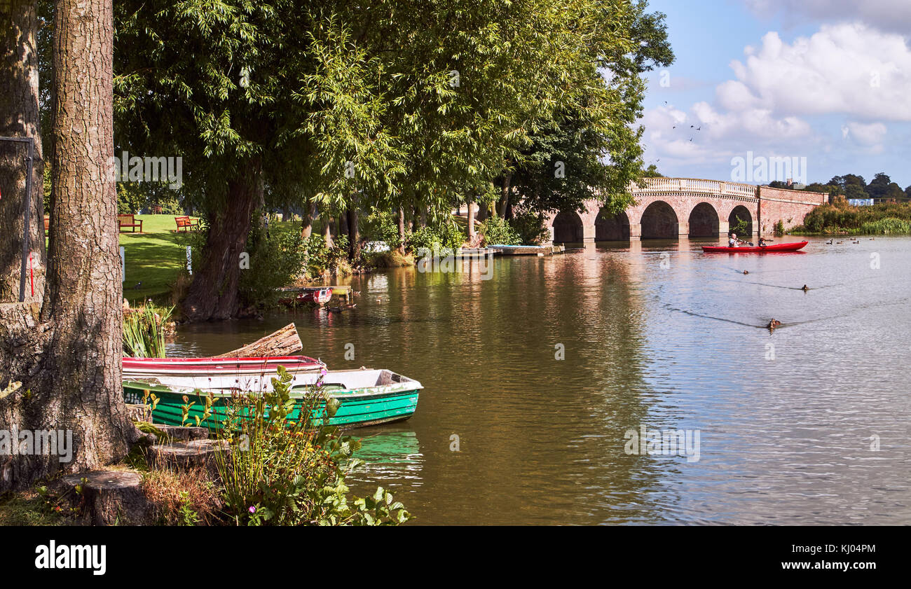 England, East Riding von Yorkshire, Skirlaugh, Burton Constable Hall, großen Elisabethanischen Country House in einem Park mit einer Fläche von 300 ha. Der See und die Brücke. Stockfoto