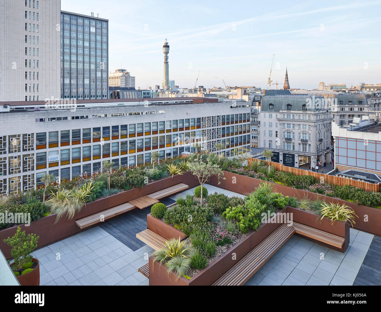 Erhöhte Dachterrasse mit Blick auf die Skyline von London und BT Tower. 11 Hanover Square, London, Vereinigtes Königreich. Architekt: Campbell Architekten AG, 2017 Stockfoto