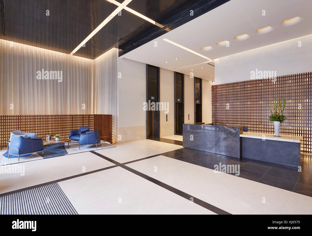 Rezeption und Aufzug Lobby mit Lounge. 11 Hanover Square, London, Vereinigtes Königreich. Architekt: Campbell Architekten AG, 2017. Stockfoto