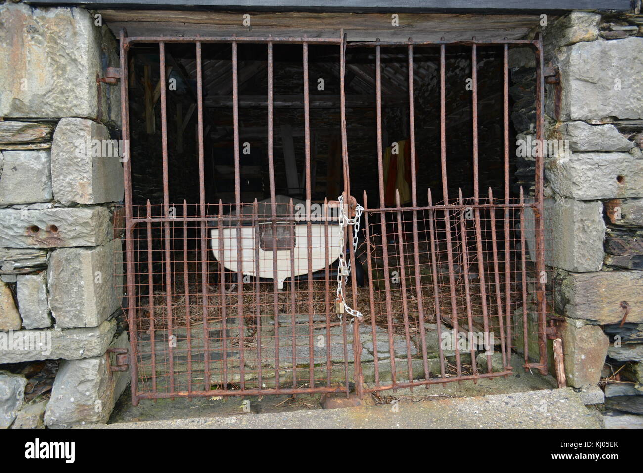 Suche in eine gesperrte Stein und Schiefer Boat House von der Helling auf dem Afon mawddach Estuary in der Nähe von bogense im Norden von Wales Großbritannien snowdonia Park Stockfoto