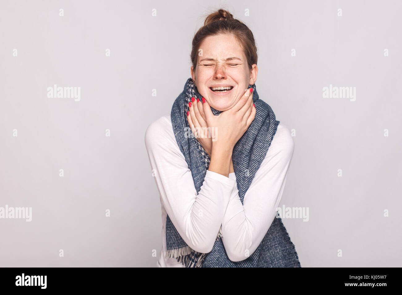 Kranke Frau den Hals berühren, haben Husten, Halsschmerzen. studio Shot, grauer Hintergrund Stockfoto