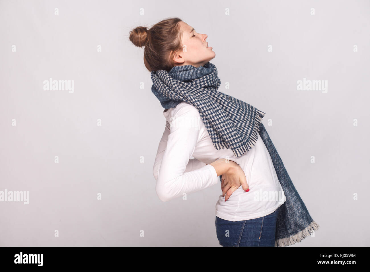 Profil ansehen kranke Frau die den Rücken oder die Nieren weh tut. indoor Schuß Stockfoto