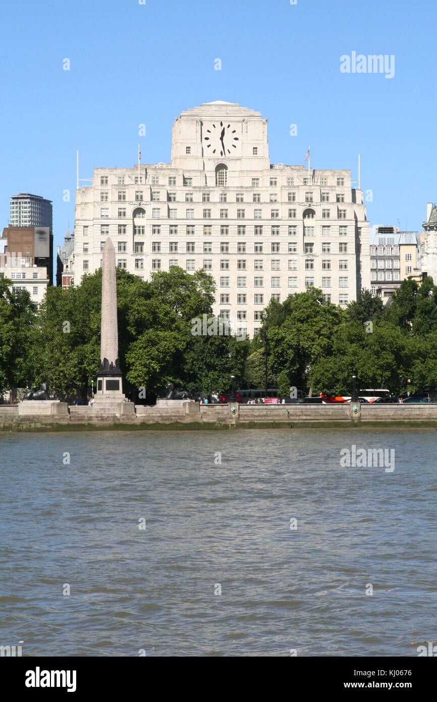 Themse, Nadel der Kleopatra und Shell Corporate Headquarter, London. Stockfoto