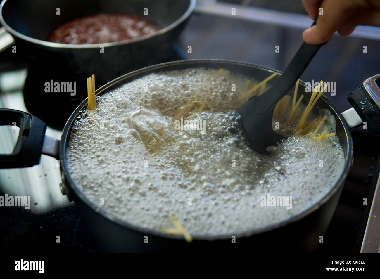 Spaghetti in einem Topf mit kochendem Wasser Stockfoto