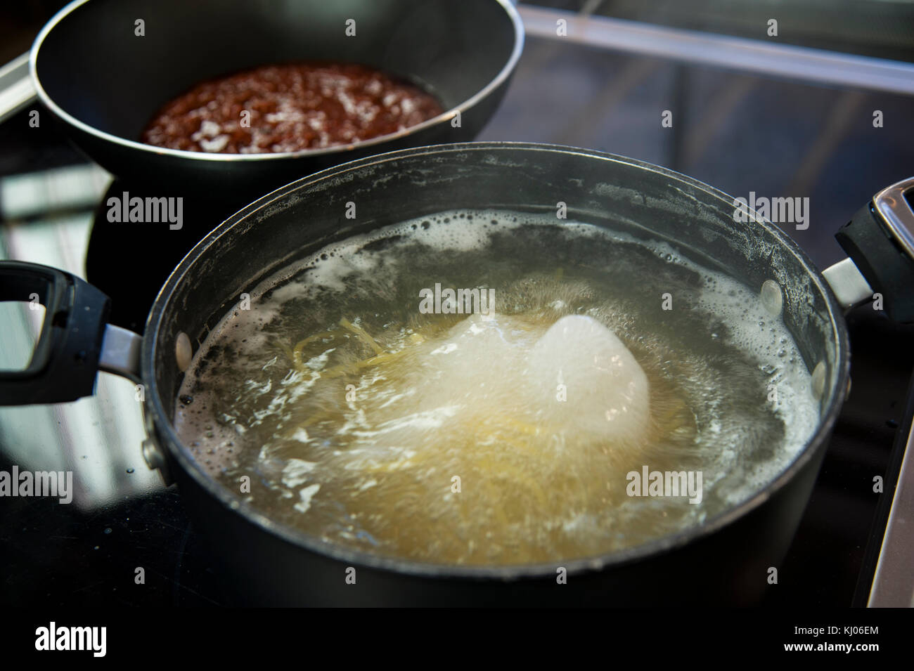 Spaghetti in einem Topf mit kochendem Wasser Stockfoto