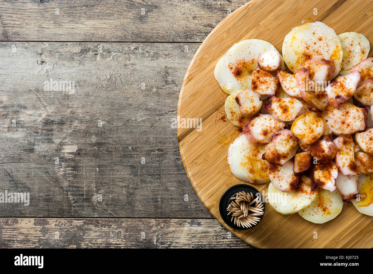 Pulpo a la Gallega. galizischen Octopus auf Holz. typisch spanische Speisen Stockfoto