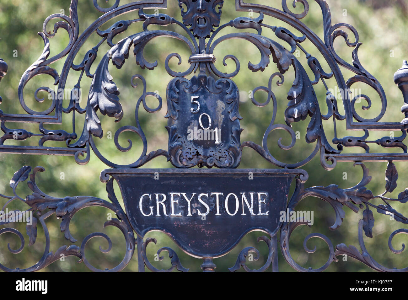 Haupteingang Greystone Mansion, auch als die doheny Mansion bekannt, ist eine Tudor revival Villa auf einem gepflegten Anwesen. Stockfoto