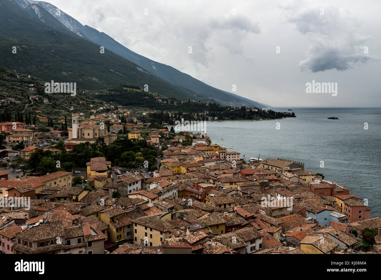 Blick über die Stadt und den Gardasee Malcesine von der Scaliger-burg, Gardasee, Italien gardalakemalcesineitalyyachtactiveattractionbeautifulblueboat Stockfoto