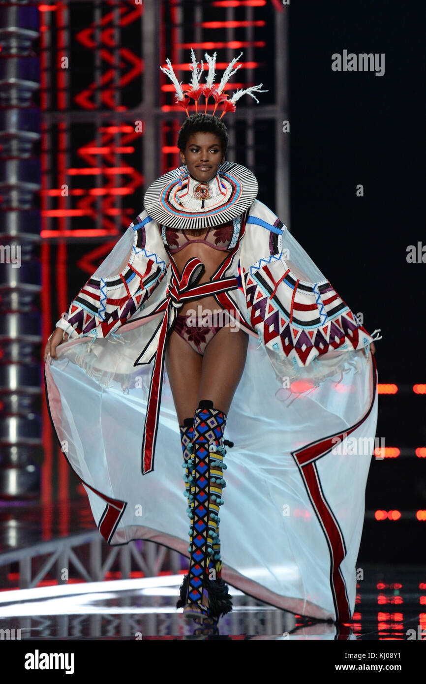 Amilna estevao auf dem Laufsteg der Victoria Secret Fashion Show bei