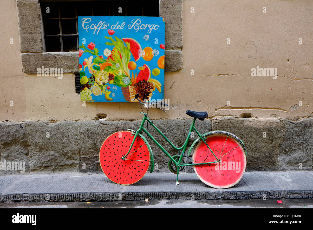 Fahrrad lehnte sich gegen die Wand mit Melone Wirkung Räder, Florenz, Italien Stockfoto