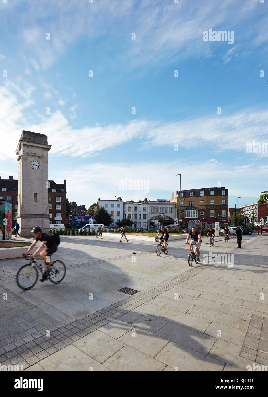 Stockwell War Memorial mit Rad weg. Stockwell Rahmen Masterplan, London, Vereinigtes Königreich. Architekt: DSDHA, 2017. Stockfoto