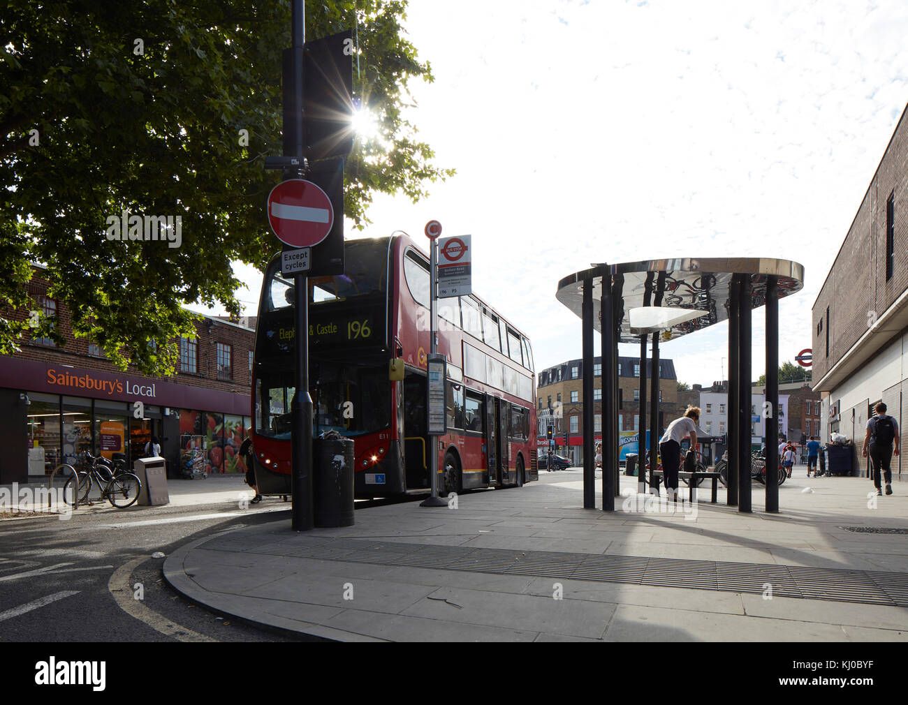 Binfield Road Bushaltestelle Vordach. Stockwell Rahmen Masterplan, London, Vereinigtes Königreich. Architekt: DSDHA, 2017. Stockfoto