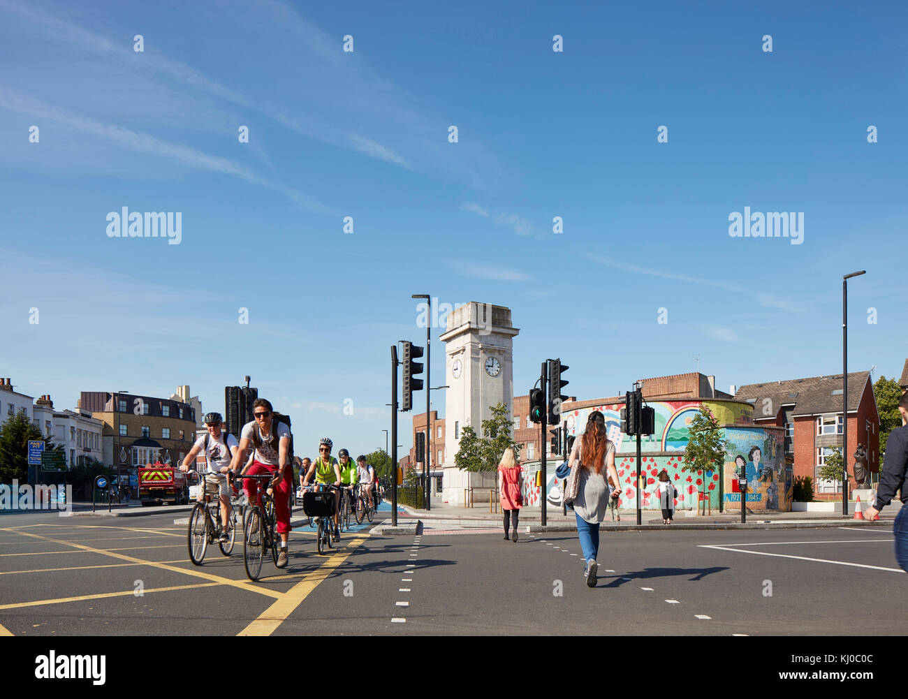 Stockwell War Memorial mit Fahrrad Lane und Kreuzungen. Stockwell Rahmen Masterplan, London, Vereinigtes Königreich. Architekt: DSDHA, 2017. Stockfoto
