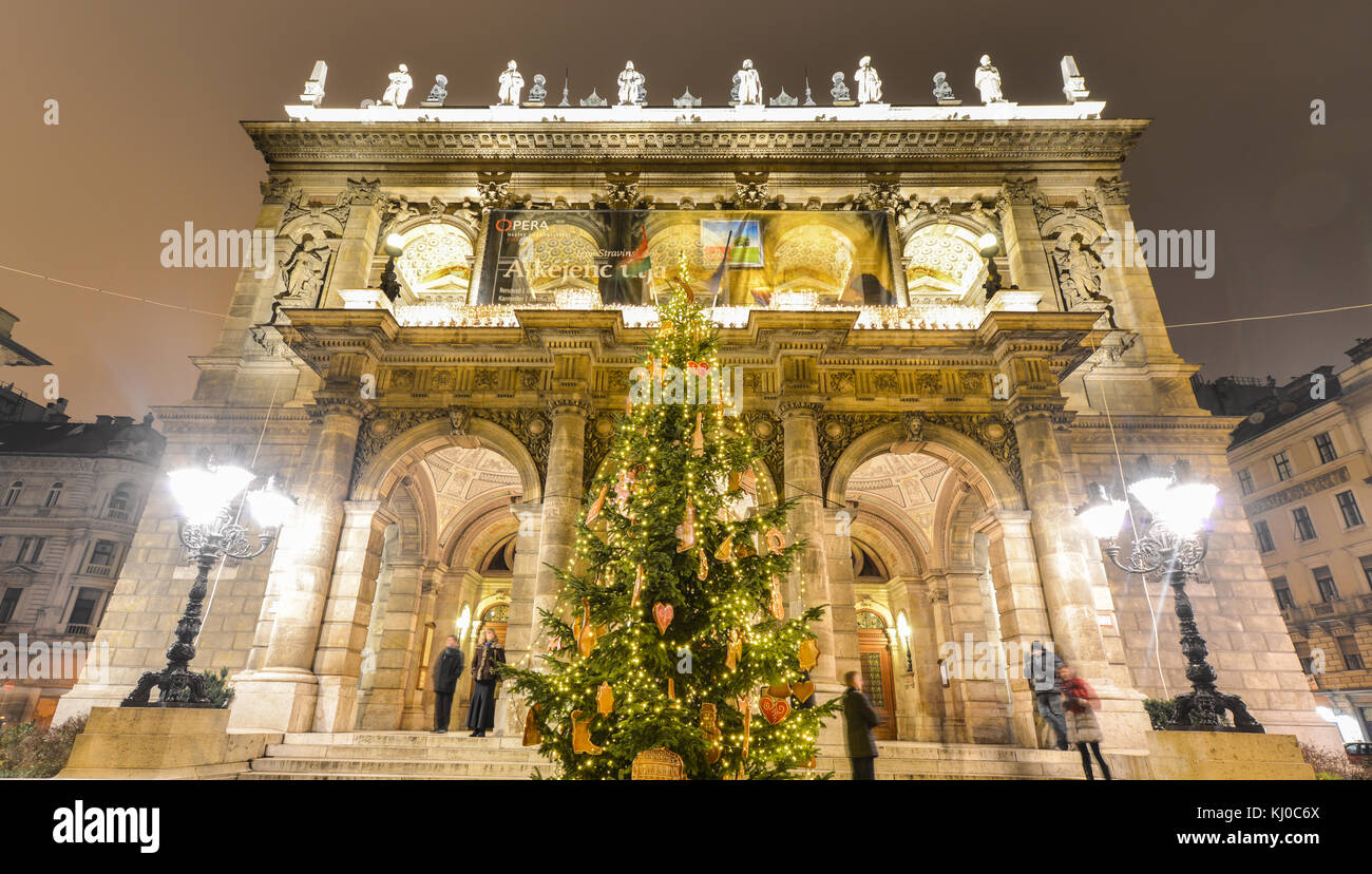 Die Fassade der Staatsoper in Budapest zur Weihnachtszeit. Stockfoto