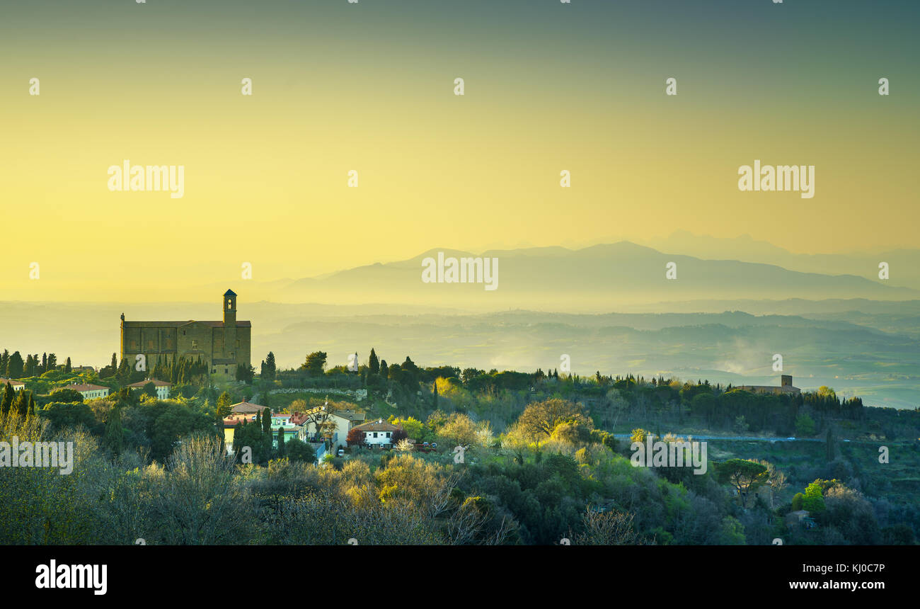 Toskana, Volterra Panoramablick auf die Landschaft und die mittelalterliche Kirche San Giusto nuovo bei Sonnenuntergang. Italien, Europa Stockfoto