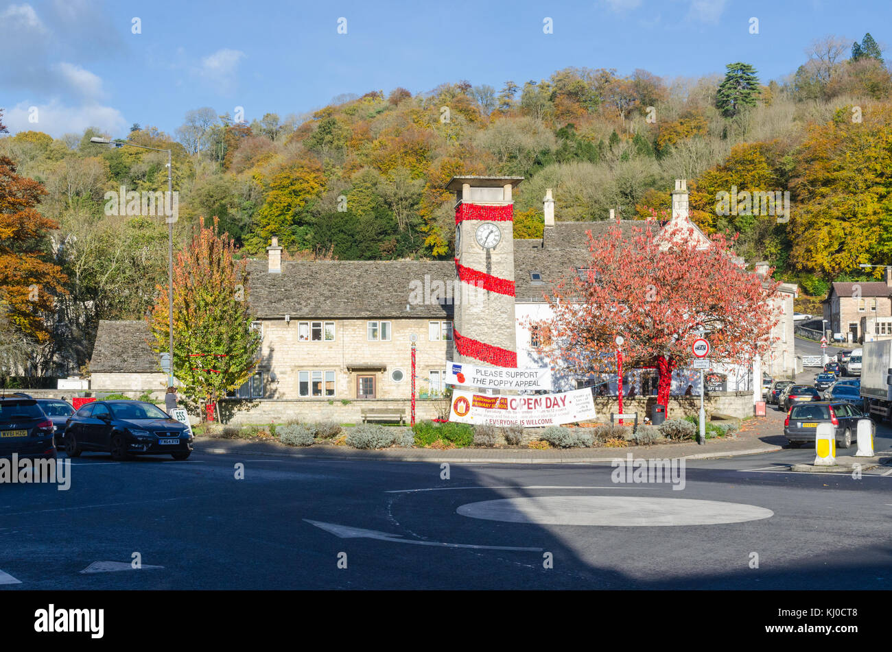 Das War Memorial Clock Tower in der Mitte der Cotswold Stadt Nailsworth ist mit der Hand gestrickt Mohnblumen zu feiern Armistice Day eingerichtet. Stockfoto