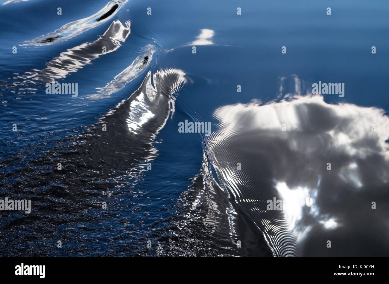 Bewölkt blauer Himmel im Wasser Boot trail wider. Stockfoto