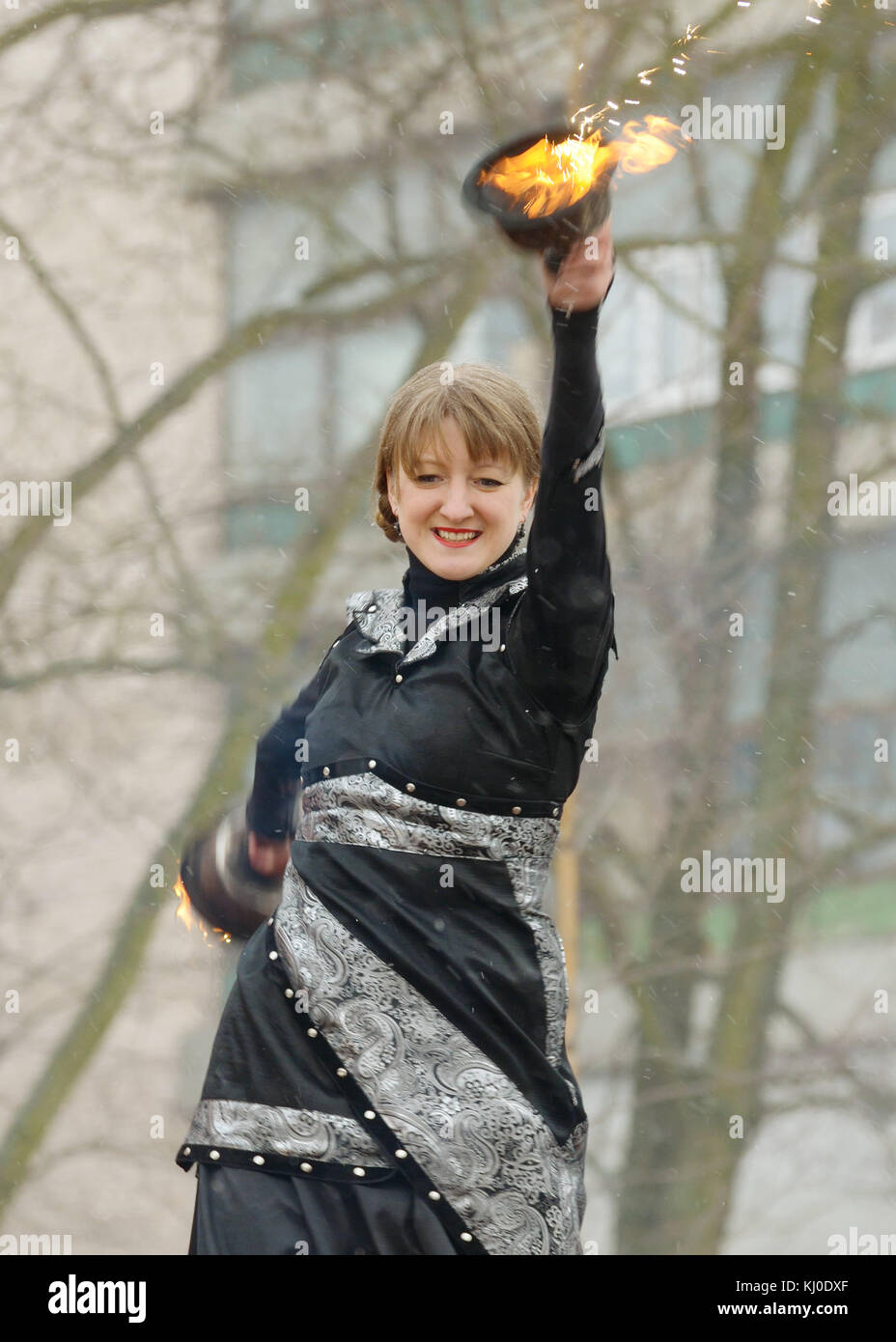 23.02.2017. Russland. saint-petersburg. Tanzen junge Mädchen mit der Rotation der Ketten mit Beleuchtung. Stockfoto