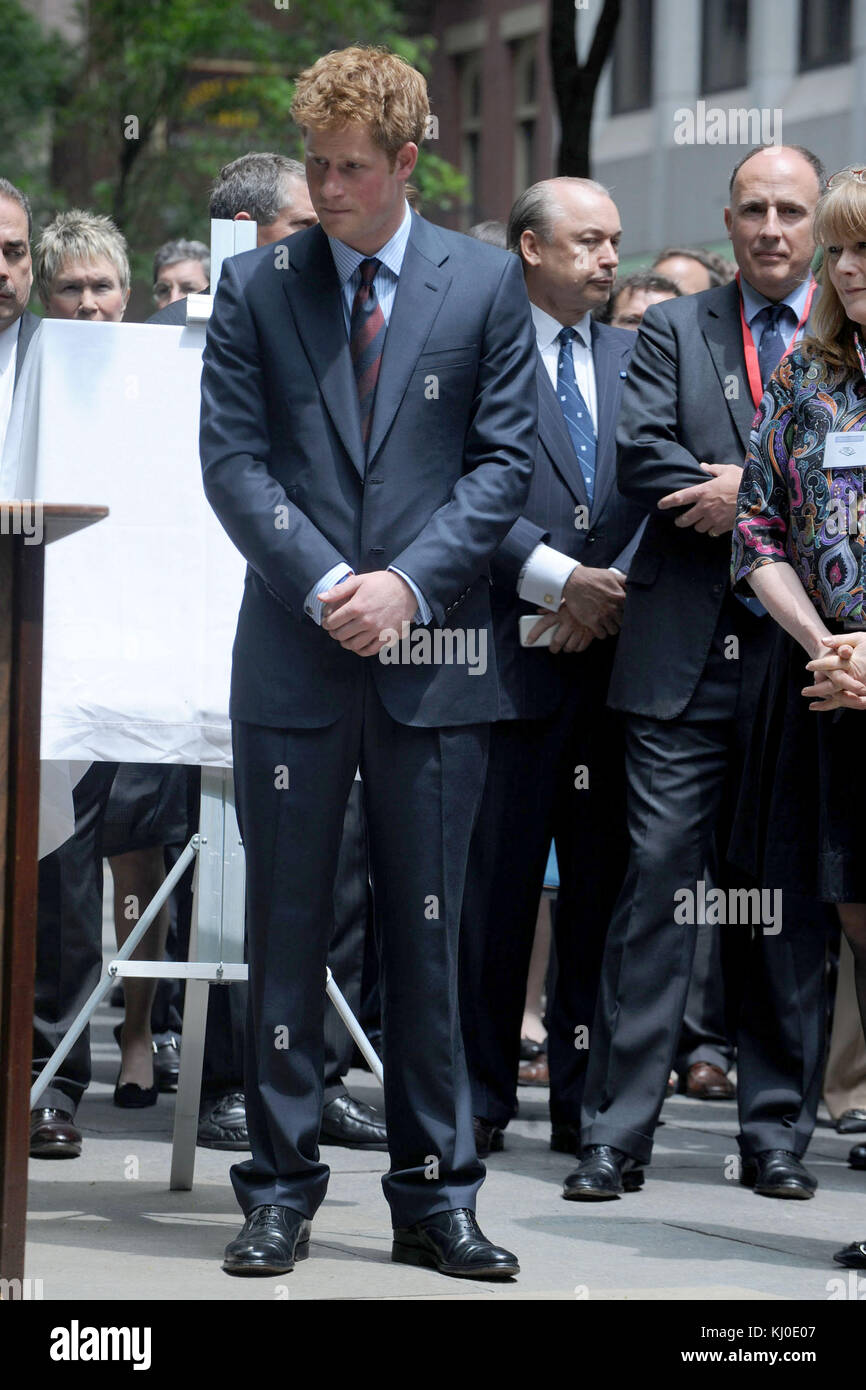 NEW YORK - MAI 29: BritainÕs Prinz Harry nach dem Besuch des WTC ging es weiter zum British Garden auf dem ManhattanÕs Hanover Square, wo mehr als 1,000 Menschen jubelten, als der Prinz ankam. Frauen, die kunstvolle Hüte trugen, lehnten sich von den Fenstern im ersten Stock des India House gegenüber dem Platz ab, der 1730 gegründet wurde. Harry nannte den Garten offiziell, bevor er ein privates Treffen mit amerikanischen Familien und den 67 Briten hielt, die am 11. September getötet wurden. Camilla Hellman, Präsidentin des British Memorial Garden Trust, ist eine alte Hand bei königlichen Besuchen Ñ die Prinzessin Royal, der Prinz von Wa Stockfoto